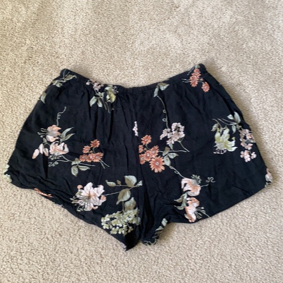 Brandy Melville relax fit short - Picture 2 of 2